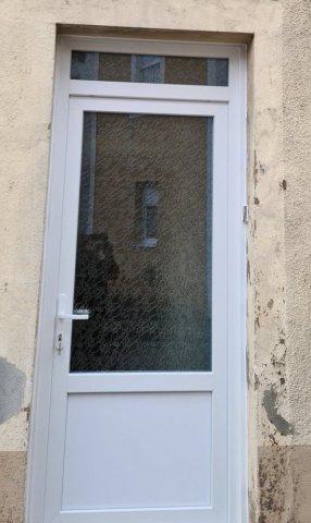 Pose d'une porte d'entrée vitrée blanche en PVC à Le Creusot