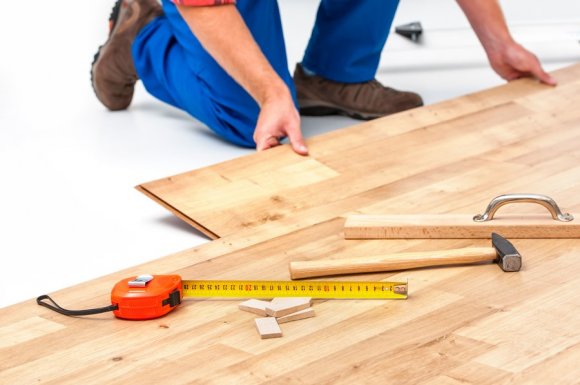 Faire appel à un professionnel pour la pose et vitrification de parquet 