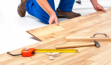 Faire appel à un professionnel pour la pose et vitrification de parquet 